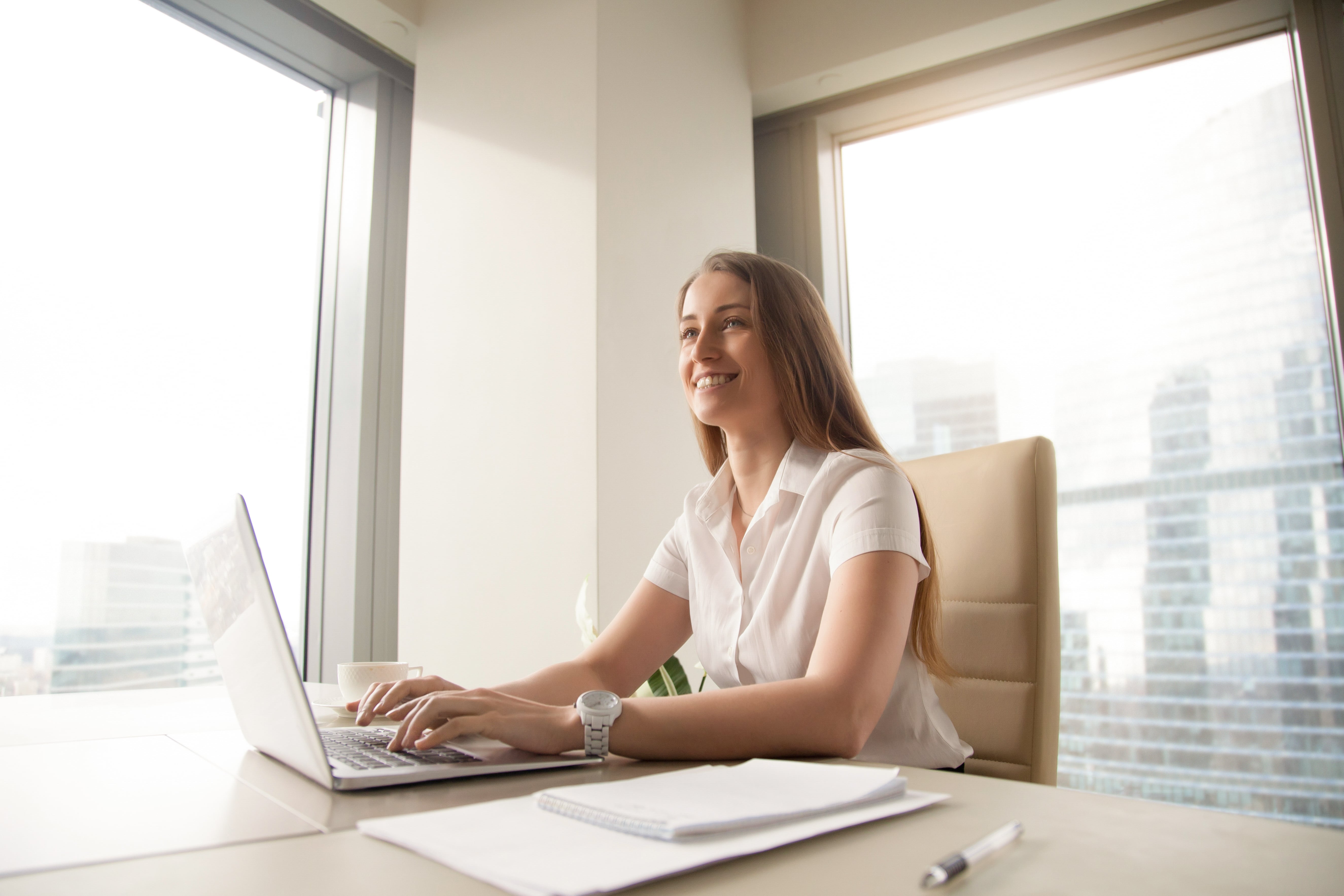 Profesional trabajando con Cadrebox - Todo lo que necesitas en un solo lugar